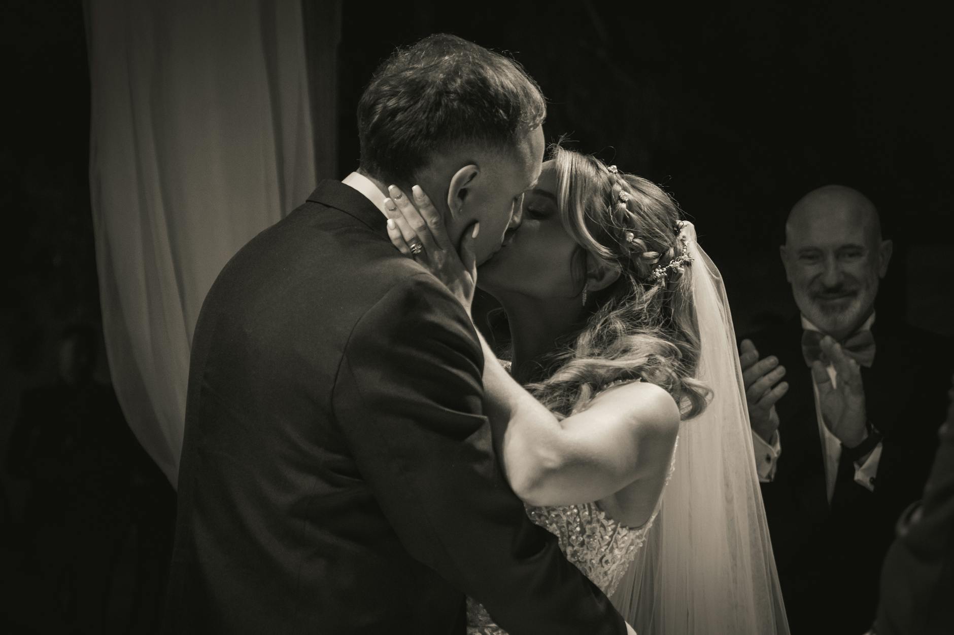 Der erste Kuss — Schwarz-Weiß-Moment