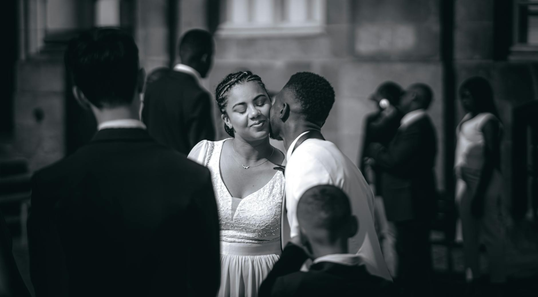 Gäste, Gläser, Glück — die Feier in dokumentarischen Bildern