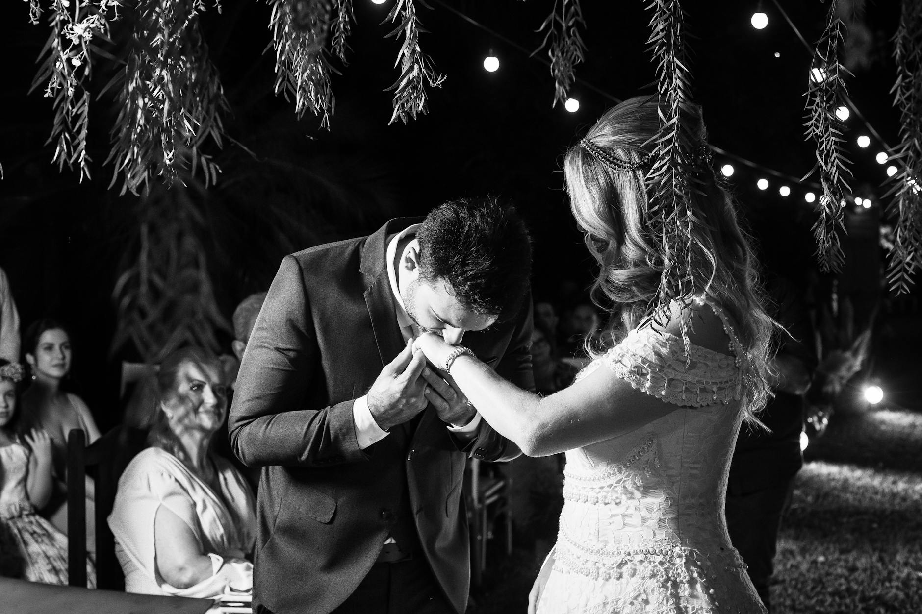 Nächtlicher Kuss — wenn die Welt stillsteht